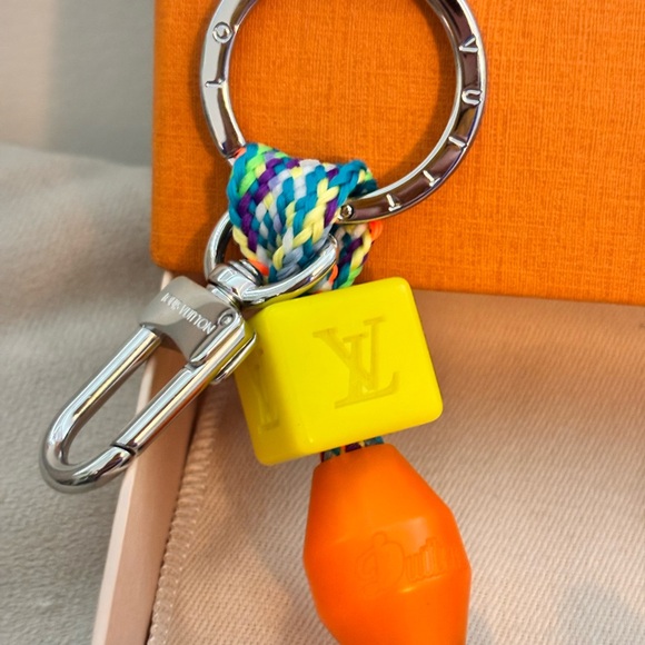 Louis Vuitton Louis Vuitton Porte Cle LV Play Keychain NEW FULL INCLUSION - Picture 2 of 11